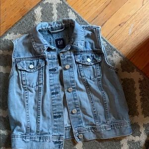 GAP --Sleeveless Jean Jacket